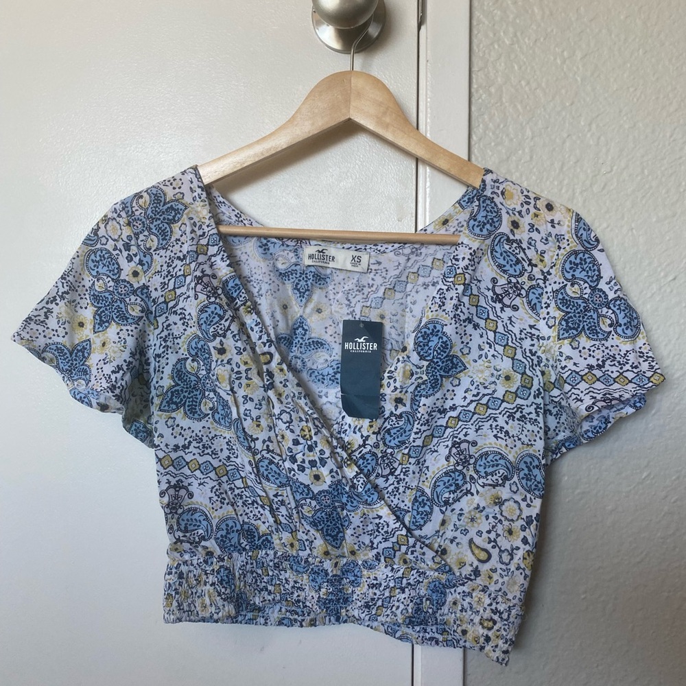 Hollister Women's Blue and Yellow Floral Blouse